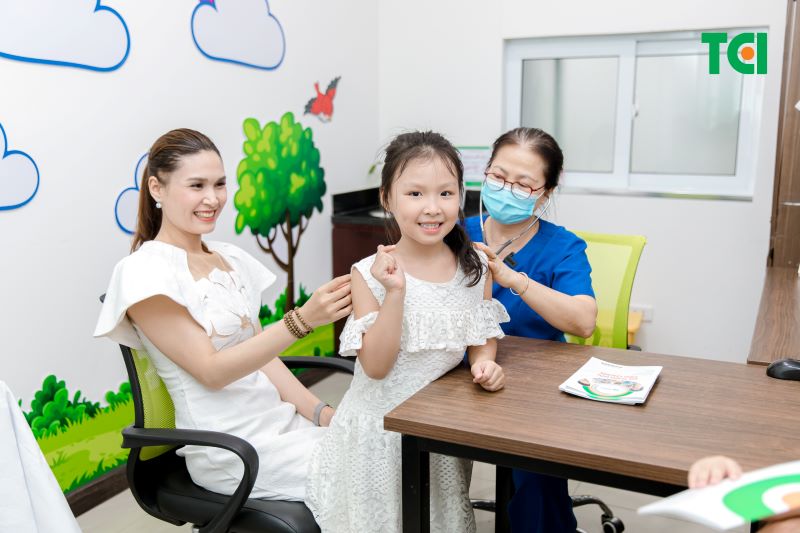 Tiêm vắc xin cho trẻ trong độ tuổi học sinh để tạo ra môi trường học đường an toàn hơn.