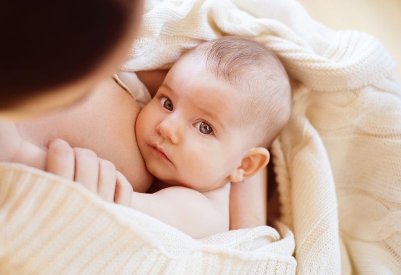 Để dự phòng viêm phổi cho trẻ sơ sinh, mẹ cần cho trẻ bú mẹ hoàn toàn, để tăng cường sức đề kháng cho trẻ.