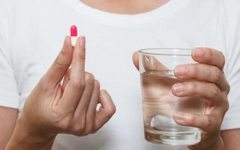 Hãy nuốt nguyên viên thuốc kèm theo một ly nước đầy.