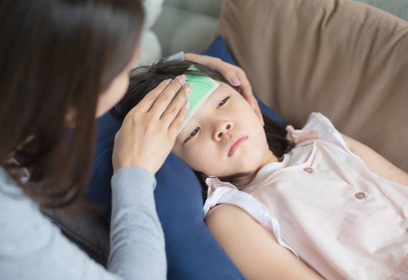 Trẻ có thể sốt cao, từ 38 đến 40 độ C mà không có nguyên nhân rõ ràng, sốt kéo dài từ 2 - 7 ngày.
