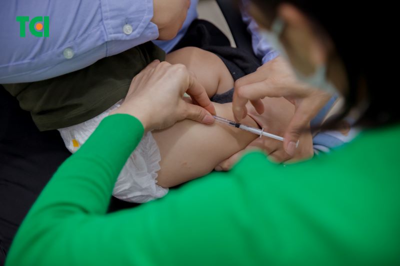 Trẻ tiêm phòng đầy đủ đồng nghĩa với việc trẻ phát triển khỏe mạnh hơn.