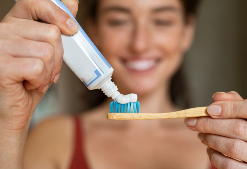 Bàn chải và kem đánh răng có thể ảnh hưởng đáng kể đến hiệu quả vệ sinh răng miệng.