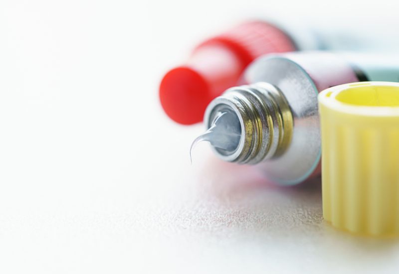 Cách chữa đau mắt đỏ do virus là tập trung giảm triệu chứng bởi nhiễm trùng do virus sẽ tự khỏi mà không cần điều trị nguyên nhân.