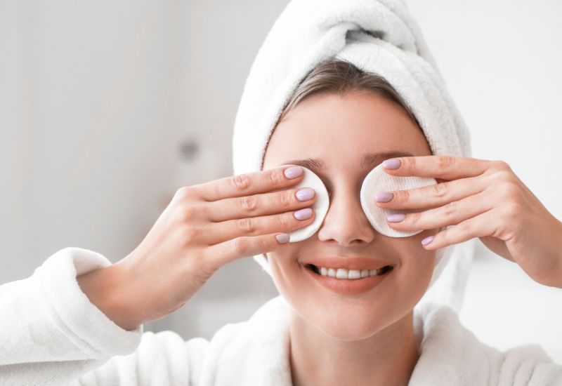 Vệ sinh mắt cẩn thận là rất quan trọng để ngăn chặn sự lây lan của nhiễm trùng và hỗ trợ quá trình hồi phục.
