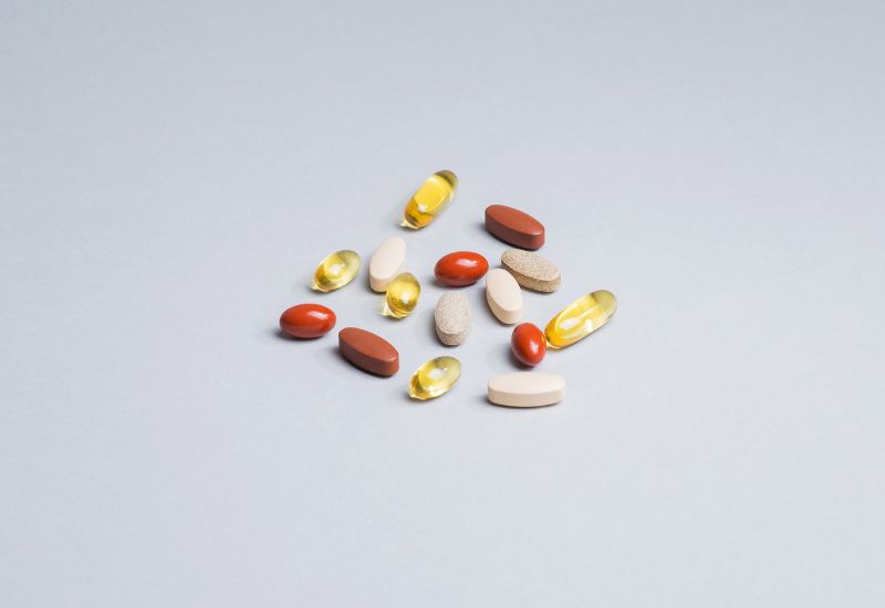 Sử dụng paracetamol (acetaminophen) để hạ sốt, giảm đau. 