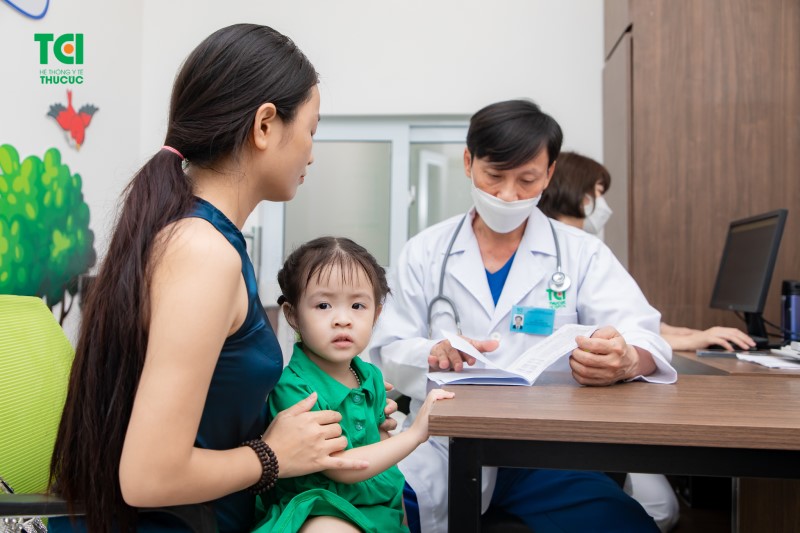 Thông báo cho bác sĩ về tình trạng sức khỏe của bạn trước khi tiêm vắc xin
