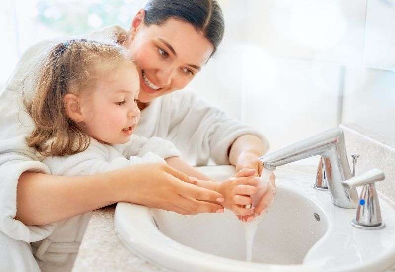 Sử dụng xà phòng và nước để rửa tay thường xuyên, đặc biệt là sau khi tiếp xúc với người bệnh hoặc sau khi về nhà từ nơi công cộng.