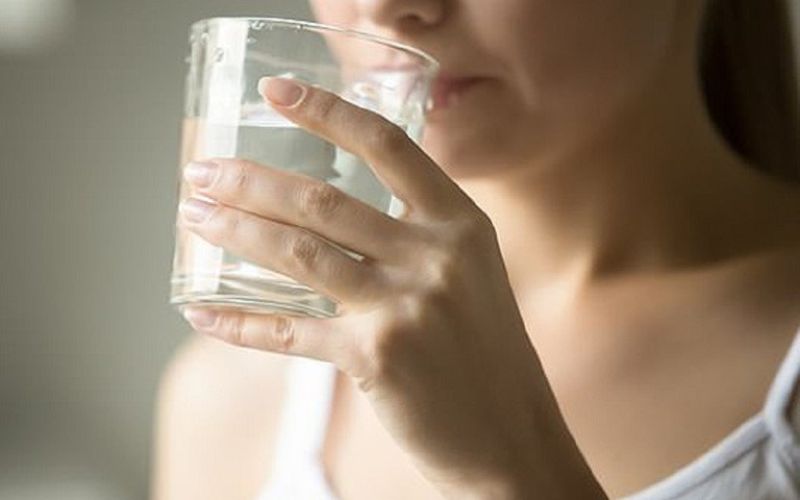 uống cả viên thuốc với một ly nước đầy, không nhai vỡ