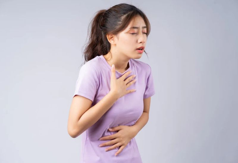 Nuốt vướng do trào ngược biểu hiện như thế nào?