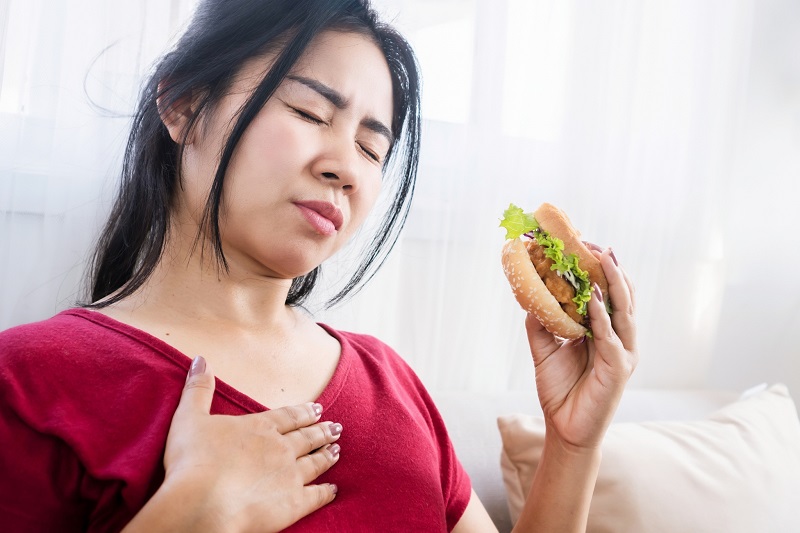 Nuốt vướng ở cổ là tình trạng gì?