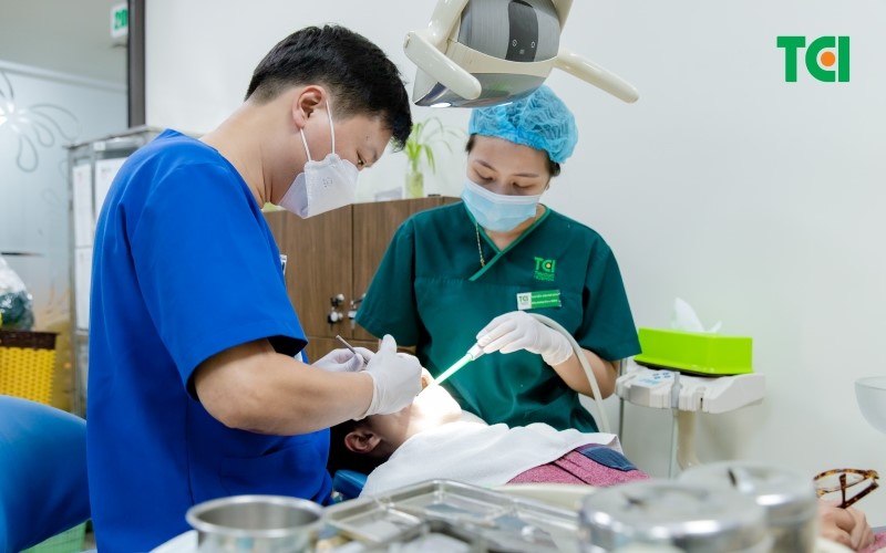 Thực hiện răng bọc sứ