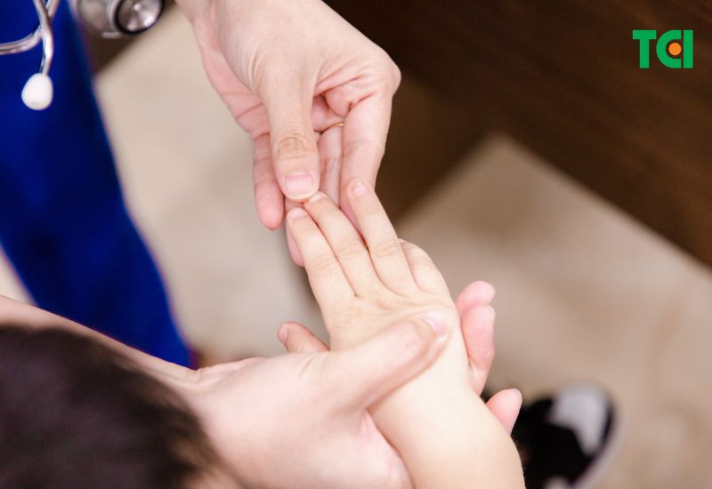 Nếu nhận thấy bất kỳ dấu hiệu nào của còi xương ở trẻ, bố mẹ nên đưa trẻ đến gặp bác sĩ để được khám và điều trị kịp thời.