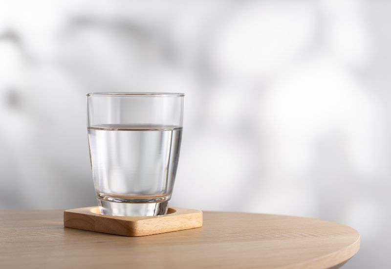 Bố mẹ cần bù nước, bù điện giải cho trẻ bằng dung dịch oresol. 