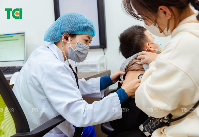 Tại các cơ sở y tế uy tín, dựa trên triệu chứng lâm sàng và kết quả các xét nghiệm cần thiết (nếu có) bác sĩ sẽ chẩn đoán xác định viêm phế quản cấp. Nếu cần thiết, bác sĩ sẽ chỉ định trẻ điều trị nội trú, còn không thì trẻ có thể uống thuốc theo đơn tại nhà.