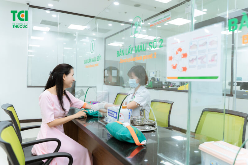 Lấy máu xét nghiệm tại TCI (Ảnh: TCI)