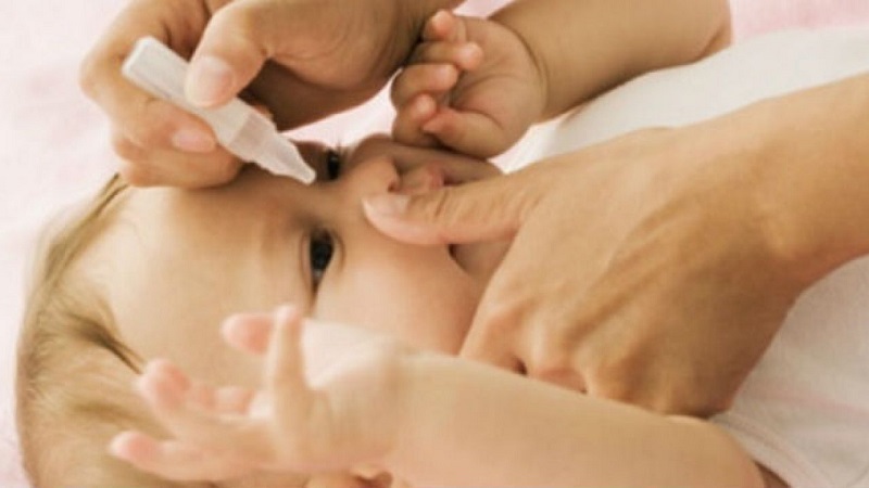 Bố mẹ cần nhỏ nước muối vệ sinh mắt hàng ngày cho bé