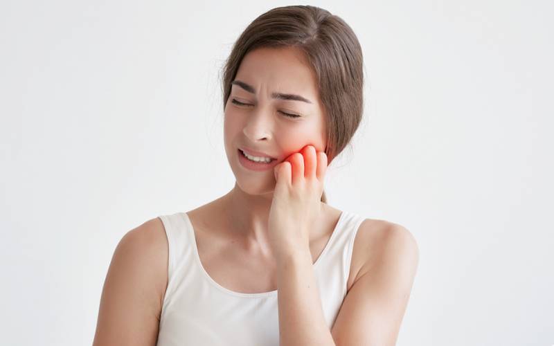 dấu hiệu Bị sưng lợi hàm dưới trong cùng