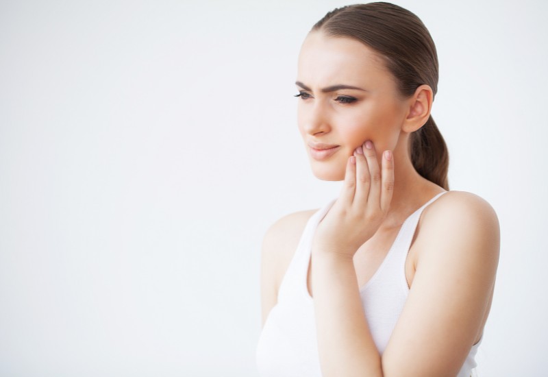 Sau khi bọc sứ, bạn có thể gặp một số dị cảm trong thời gian đầu.