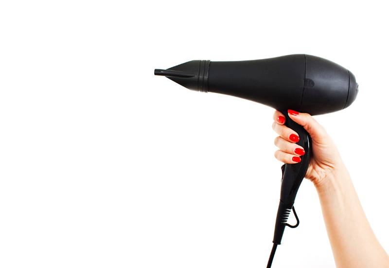 Cách lắp tròng kính cận vào gọng đơn giản cần cẩn thận thực hiện.