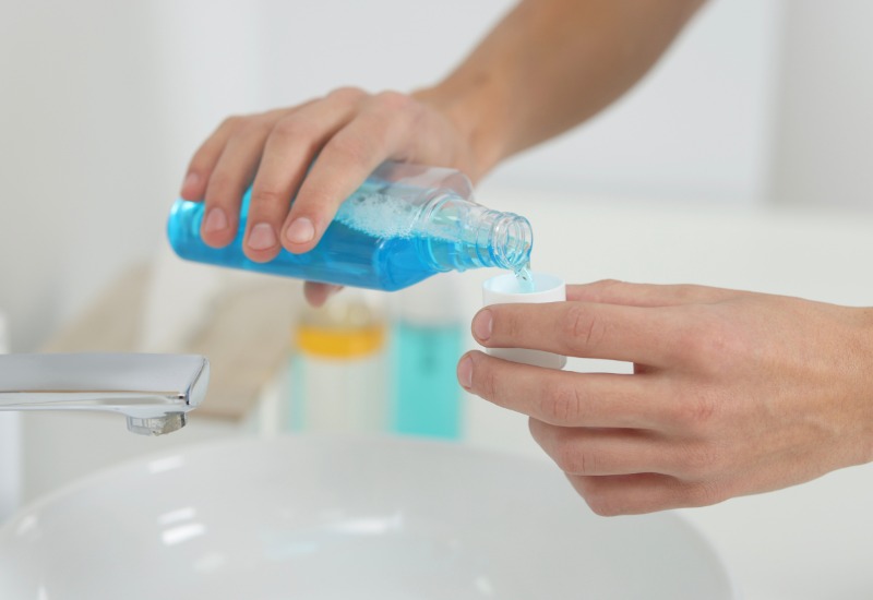Sai lầm trong chăm sóc răng miệng bằng nước súc miệng