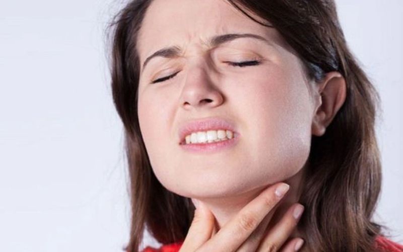Người bệnh thường cảm thấy như có vật gì đó mắc kẹt trong cổ họng, làm cho việc nuốt thức ăn hoặc nước bọt trở nên khó khăn - chữa nuốt nghẹn