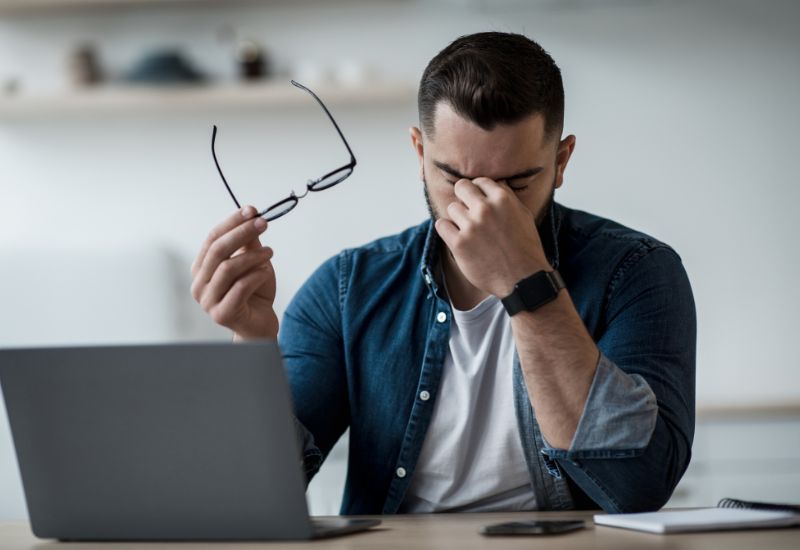 Tròng kính kém chất lượng thường điều chỉnh độ khúc xạ không chính xác, làm người sử dụng không nhìn rõ ràng hình ảnh. 