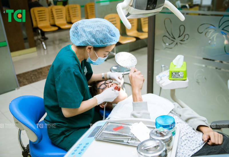 Cao răng là lớp cứng, bám chặt trên bề mặt răng, chỉ có thể được loại bỏ hiệu quả bằng các dụng cụ nha khoa chuyên dụng của nha sĩ.