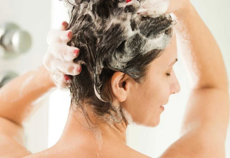 phòng ngừa u bã đậu ở tai bằng cách vệ sinh sạch sẽ vùng tai sau khi tắm xong hoặc khi tiếp xúc với bụi bẩn.