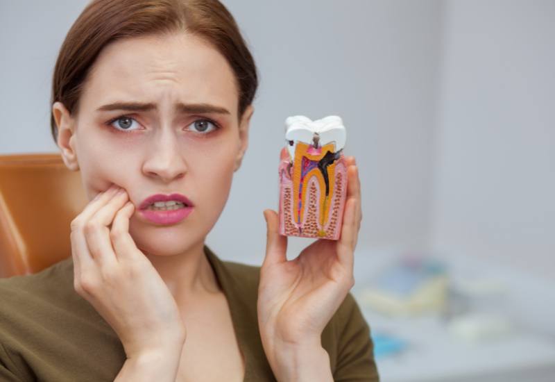 Quá trình gây sâu răng của vi khuẩn Streptococcus mutans là vi khuẩn Lactobacillus diễn ra qua nhiều bước, bao gồm các tương tác phức tạp giữa vi khuẩn, thức ăn và cấu trúc răng. 