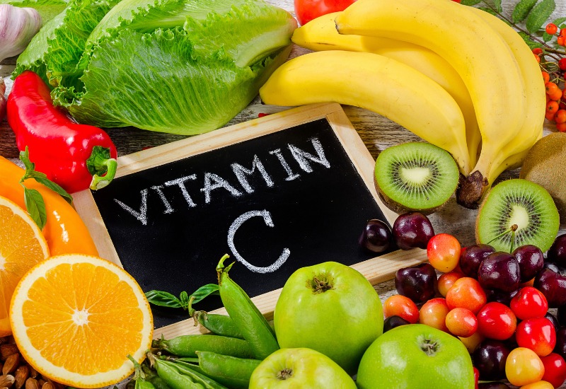 Thiếu vitamin C, vitamin D và các chất dinh dưỡng khác có thể làm yếu mô lợi và gây chảy máu chân răng.