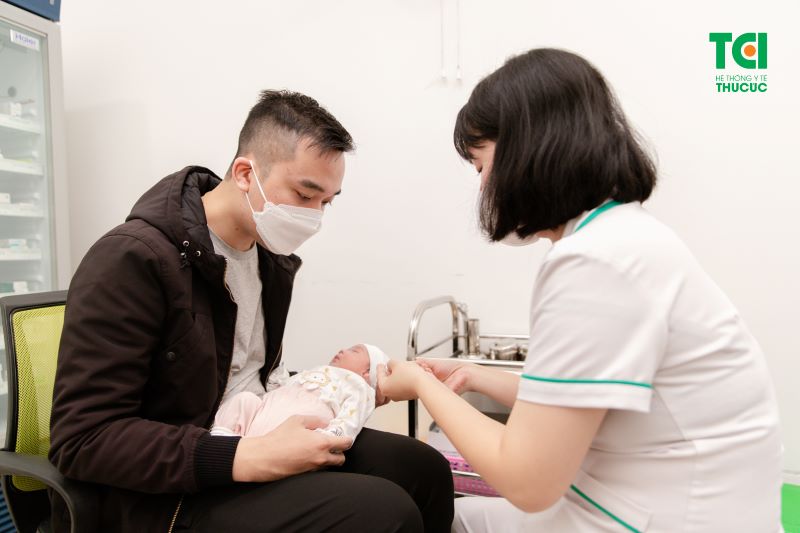 Cha mẹ có thể cho trẻ sơ sinh tiêm lao miễn phí hoặc tiêm dịch vụ.