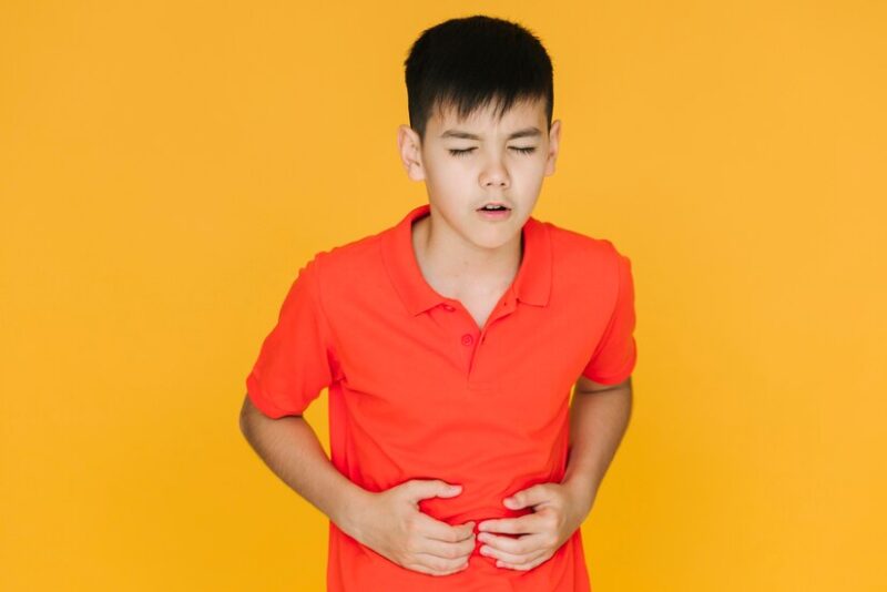 Trào ngược mức độ A xuất hiện các triệu chứng như nóng rát ở xương ức, ợ chua