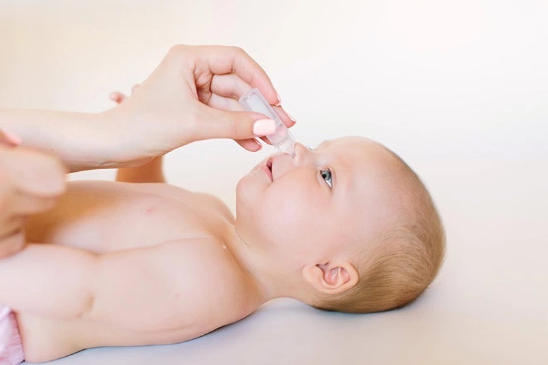 Một số trường hợp trẻ đau mắt chỉ cần nhỏ nước muối sinh lý