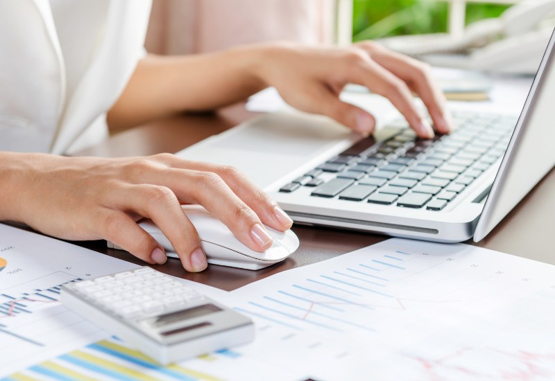 Lớp phủ đặc biệt trên bề mặt tròng kính cận chứa các thành phần hóa học có khả năng hấp thụ ánh sáng ở dải bước sóng xanh, ngăn chặn chúng trước khi chúng đến được mắt người sử dụng.