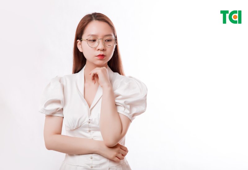 Tròng kính cận polarized là tròng kính được thiết kế đặc biệt dành cho người cận thị, có khả năng lọc ánh sáng phản xạ từ các bề mặt như mặt nước, mặt đường và các bề mặt kim loại.