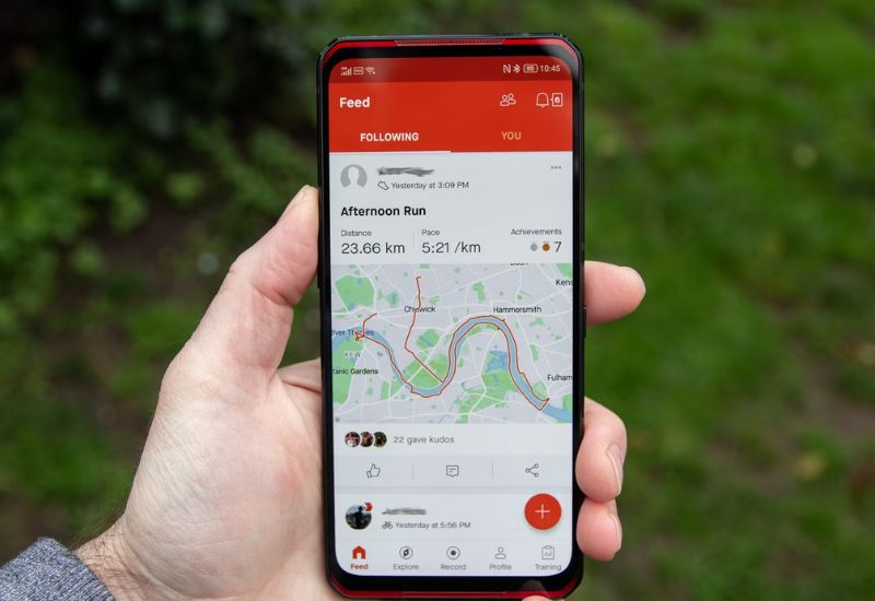 Ứng dụng Strava trong chạy bộ được thể hiện qua việc ghi lại, phân tích quá trình luyện tập của người chạy.