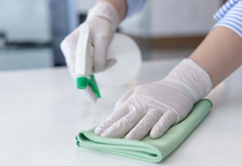 Thường xuyên khử trùng các bề mặt tiếp xúc nhiều như bàn, ghế, tay nắm cửa, điện thoại, bàn phím máy tính.
