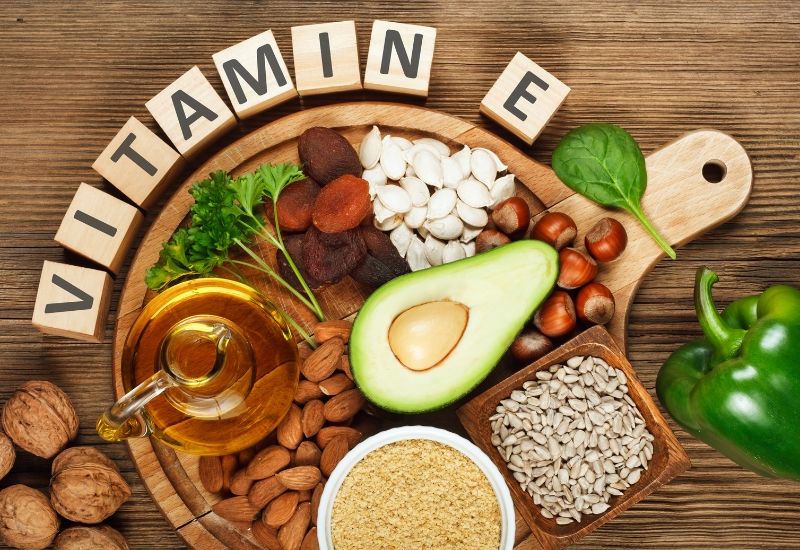 Ăn uống đầy đủ chất dinh dưỡng, đặc biệt là các thực phẩm giàu vitamin A, C và E, để tăng cường hệ miễn dịch, hỗ trợ quá trình hồi phục.