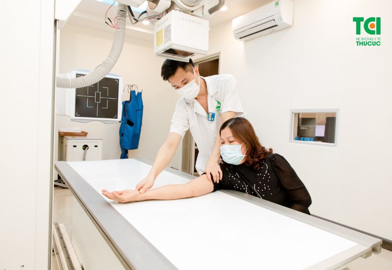 chẩn đoán trật khớp khuỷu tay