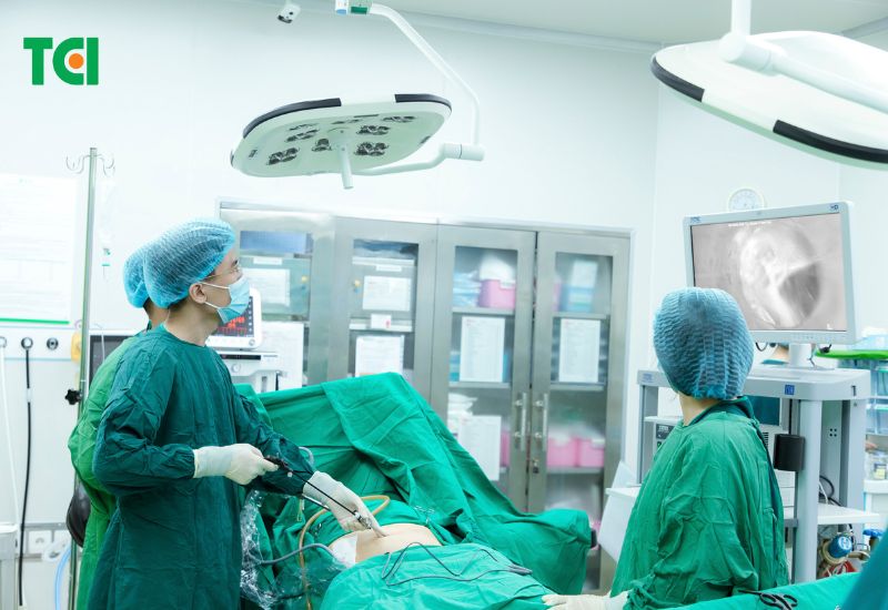 chữa thoát vị bẹn không cần mổ càng làm cho tình trạng thoát vị nặng nề hơn 