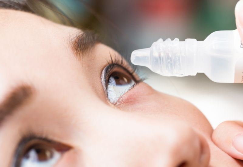 Trong mắt có hạt do viêm giác mạc, người bệnh cần điều trị bằng thuốc kháng virus, thuốc kháng sinh, thuốc kháng nấm…; tùy thuộc nguyên nhân gây viêm giác mạc, bác sĩ sẽ chỉ định thuốc phù hợp.