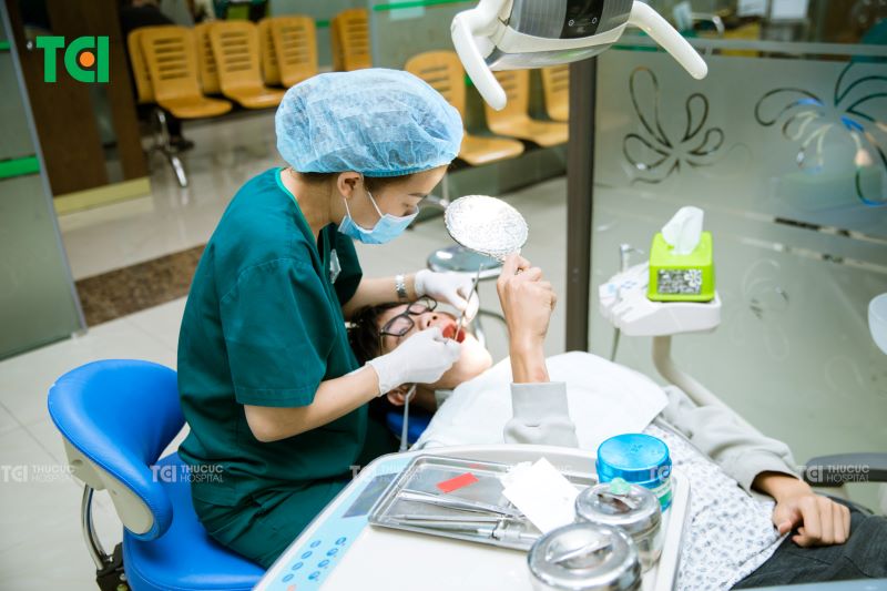 điều trị tủy răng giá