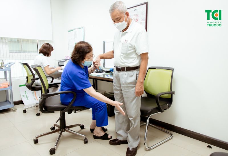 khám và điều trị trật khớp cổ chân