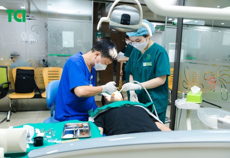 Thăm khám với nha sĩ tại các phòng khám nha khoa uy tín ít nhất hai lần một năm để kiểm tra sức khỏe răng miệng và vệ sinh chuyên sâu.