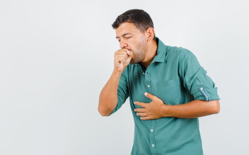 Axit dạ dày có thể kích thích dây thanh âm và dẫn đến ho khan hoặc khàn giọng, đặc biệt là vào buổi sáng