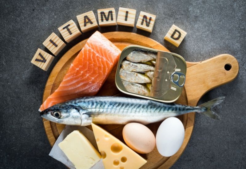 Trẻ bị còi xương chủ yếu là do thiếu vitamin D, canxi và phospho; canxi và phospho là hai khoáng chất cần thiết cho sự phát triển của xương; vitamin D đóng vai trò quan trọng trong quá trình cơ thể hấp thụ hai khoáng chất này; bởi thế, thiếu vitamin D, canxi và phospho dẫn đến tình trạng xương yếu và biến dạng.