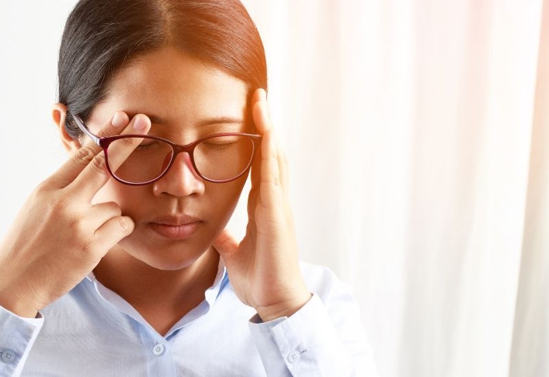 Nhìn qua tròng kính cận ố vàng trong thời gian dài có thể gây mỏi mắt, nhức đầu và thậm chí là chóng mặt.
