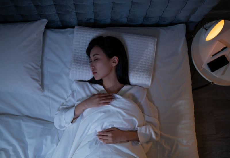Ánh sáng xanh ảnh hưởng đến chu kỳ ngày đêm tự nhiên của cơ thể bằng cách ức chế sản xuất melatonin - hormone điều chỉnh giấc ngủ. 