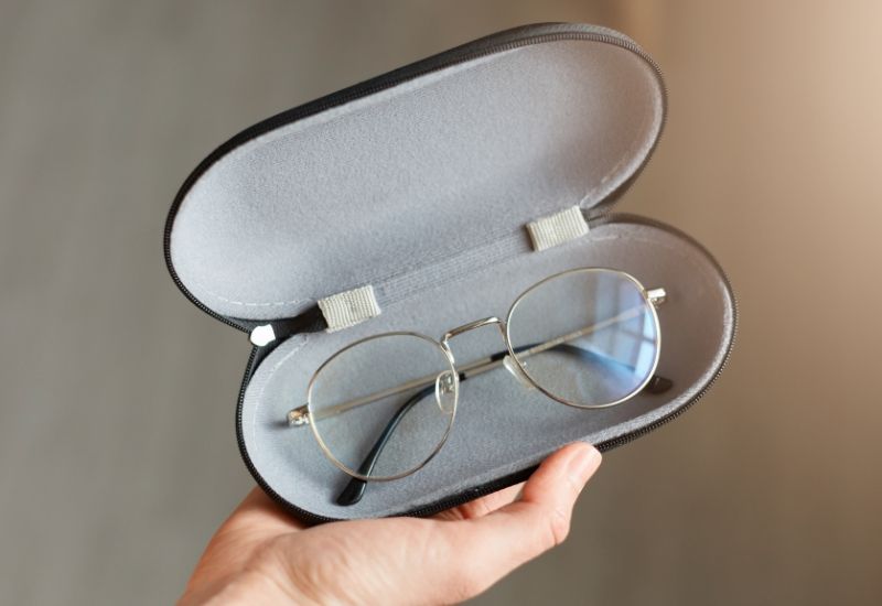 Lớp phân cực trên tròng kính có thể bị hư hỏng nếu không được bảo quản đúng cách.