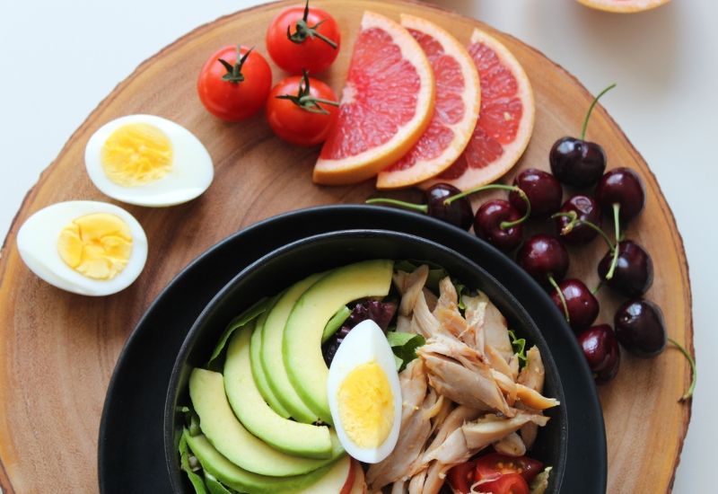Ăn một bữa nhẹ và uống đủ nước trước khi tiêm; điều này giúp bạn giảm cảm giác khó chịu và nguy cơ ngất sau khi tiêm. 